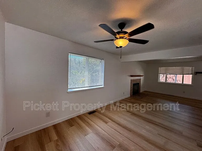 600 NE Flagstone Ln — Photo 6