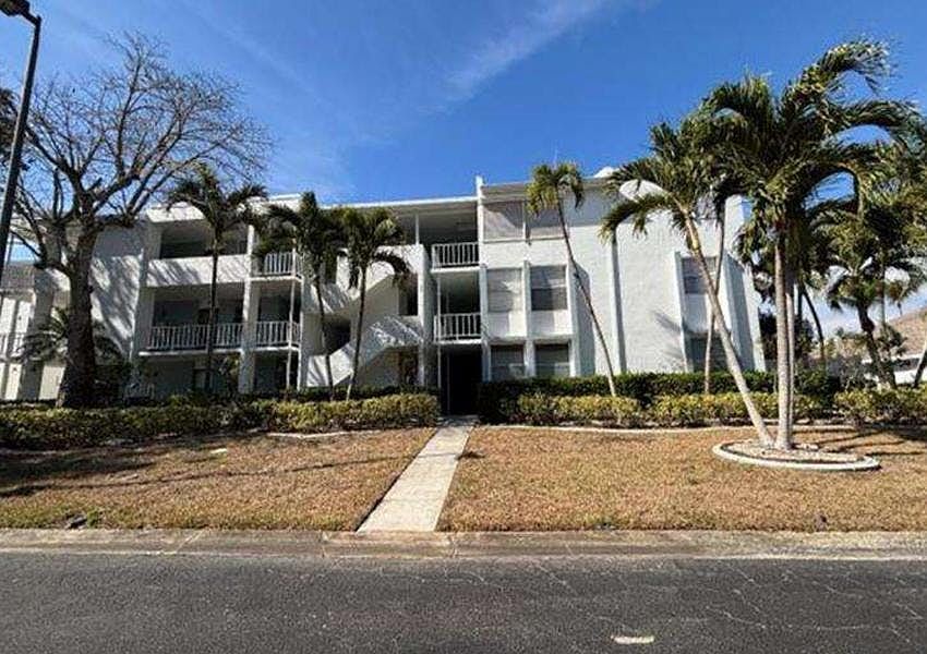 2nd image of 5959 Winkler Rd APT 212