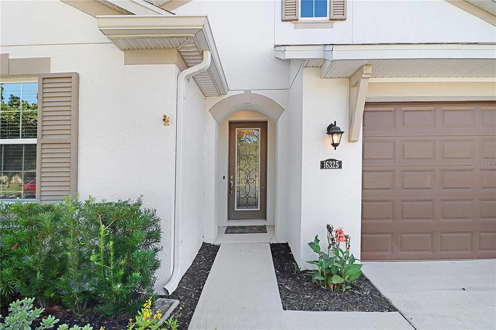 4 bed, 3.0 bath, 2352 sqft, $3,200 — Photo 2