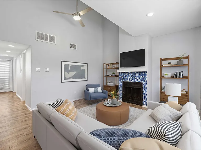 706 W 22nd St #305 — Photo 3