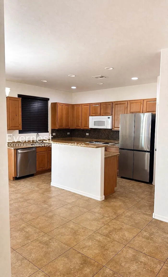 5 bed, 2.5 bath, 2500 sqft, $2,500 — Photo 2