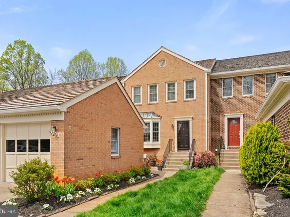 2908 Oakborough Sq, Oakton, VA 22124