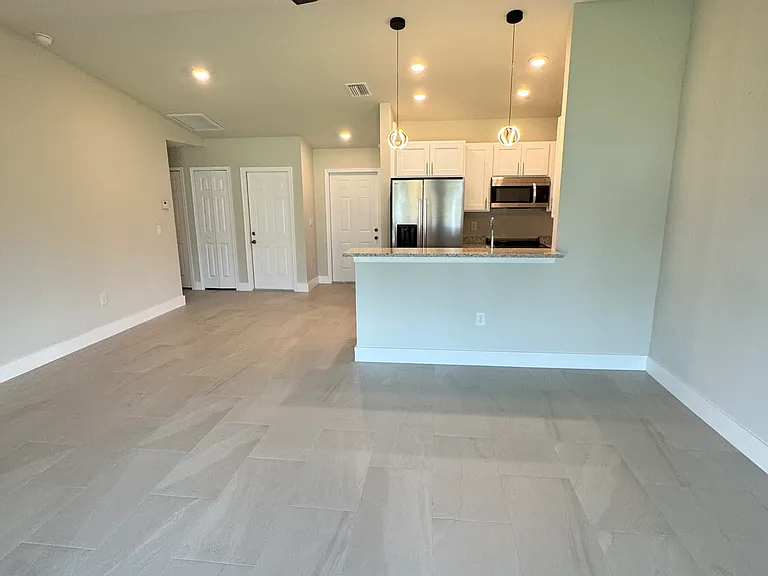 736 Gilbert Ave S — Photo 3