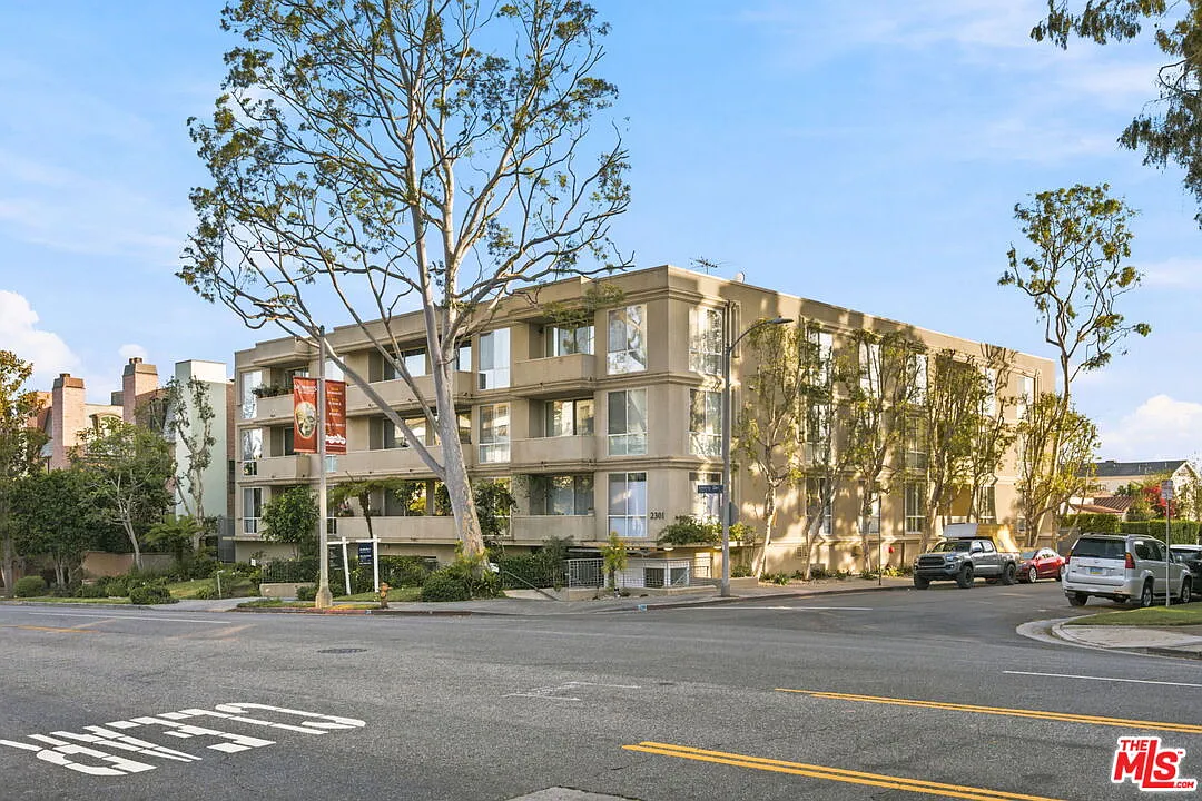 2 bed, 2.0 bath, 1236 sqft, $3,600 — Photo 2