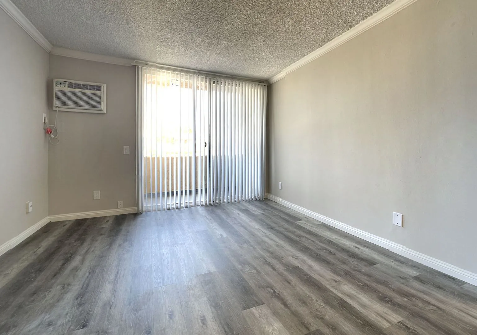 Eleanor Apartments...Gorgeous Apartment available..Awesome Hollywood Location!! — Photo 2
