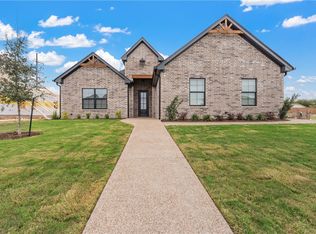932 Gallant Fox, Hewitt, TX 76643