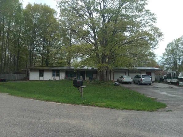 12398 De Tars Ct, Charlevoix, MI 49720