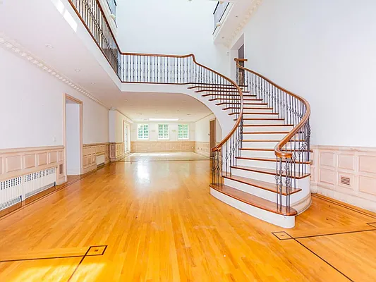 Sold by Re/Max In The City | media 6