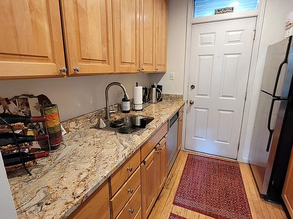 5th image of 611 W Arlington Pl APT 2S