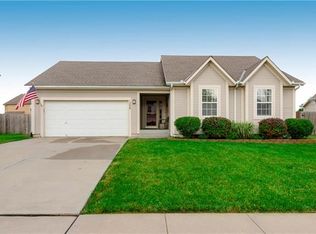 1208 Starbrooke Dr, Louisburg, KS 66053