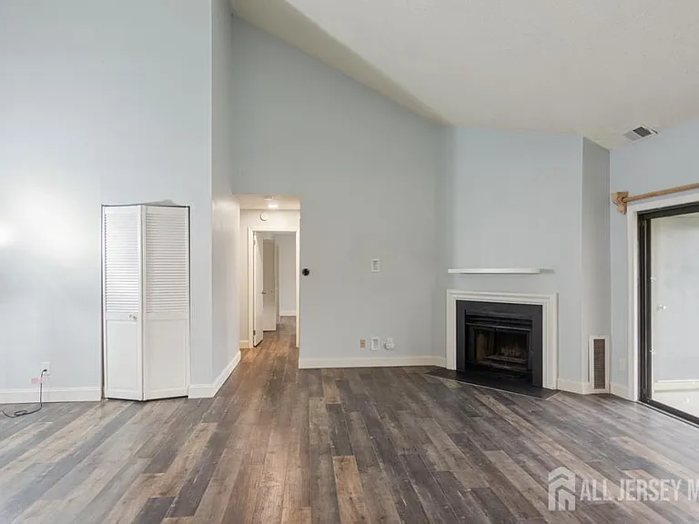 208 Sunshine Ct — Photo 4