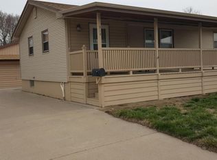 916 Cachelin Dr, Carter Lake, IA 51510