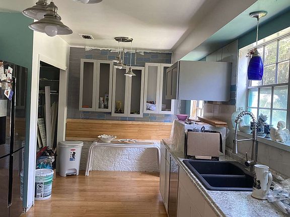 5th image of 401 SE Church Ave