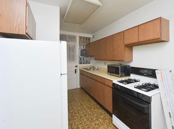 2nd image of 3615 N Paulina St APT 2C