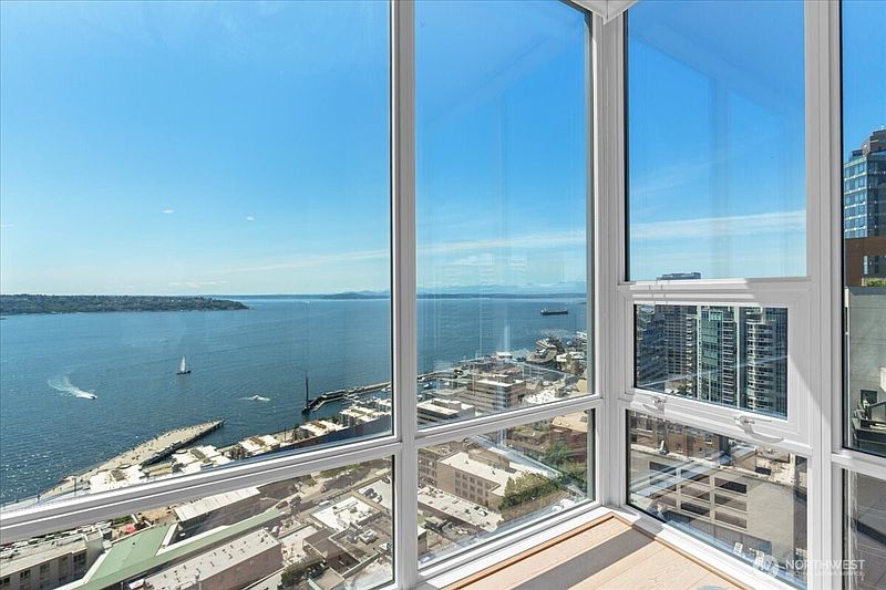 4th image of 121 stewart Street #2507