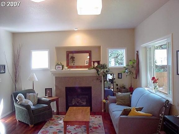 Living room w/ gas fireplace
