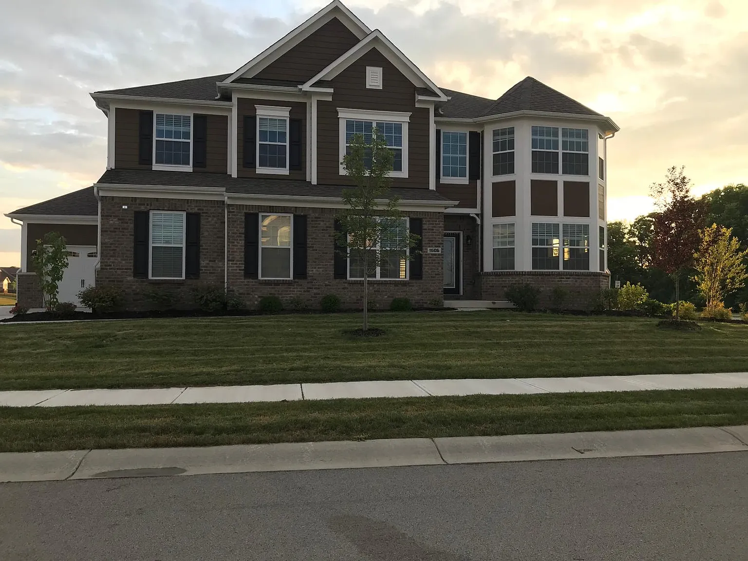 5 bed, 5737 sqft, $4,945 — Photo 2