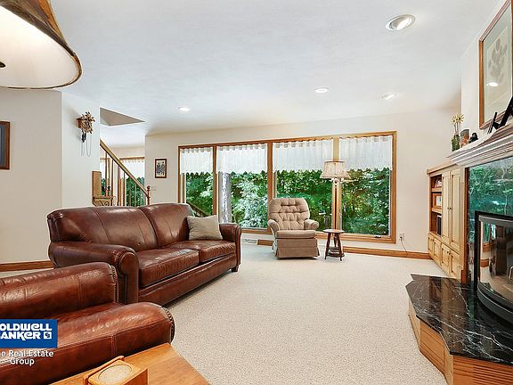 Large living room w/built-ins