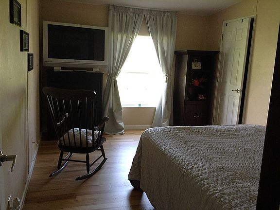 2nd bedroom w/Murphy Bed