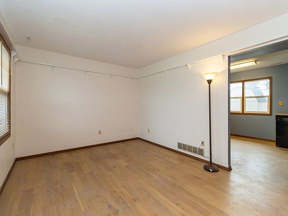 4th image of 303 11th St SE