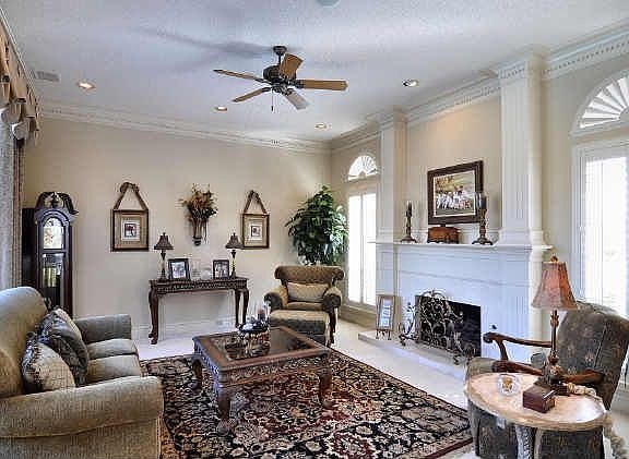 4th image of 3901 Woodlawn Ln