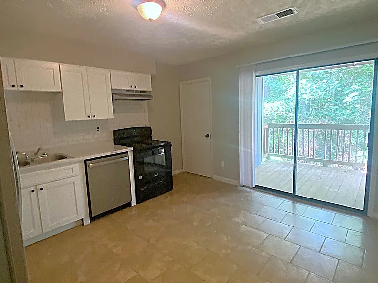 100 Spring Ct — Photo 5
