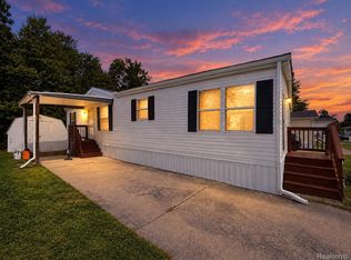 24654 Deer Creek Dr, Flat Rock, MI 48134