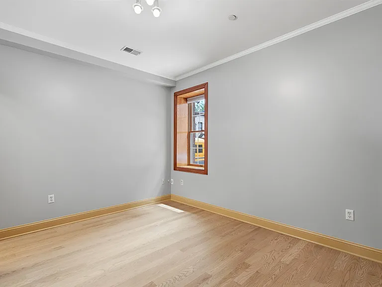 21 Saint Pauls Ave #1 — Photo 11
