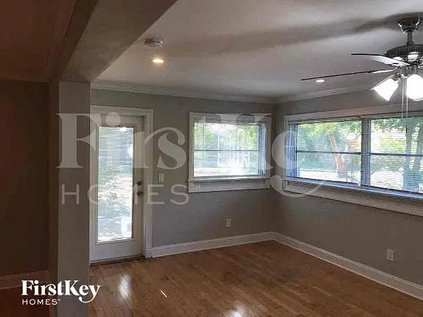 1376 Burtwood Dr — Photo 2