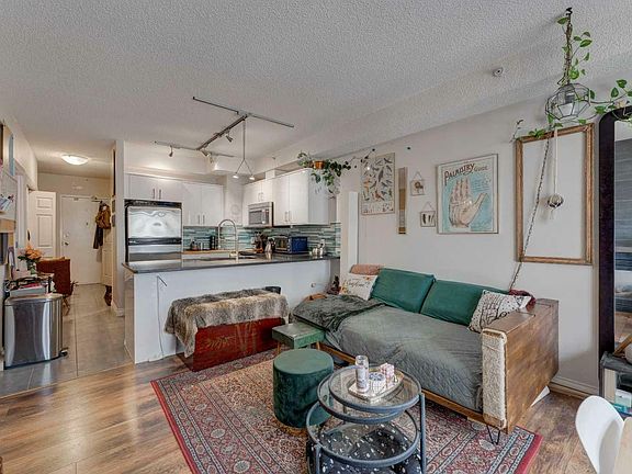 4th image of 206-108 15th Ave SE #206