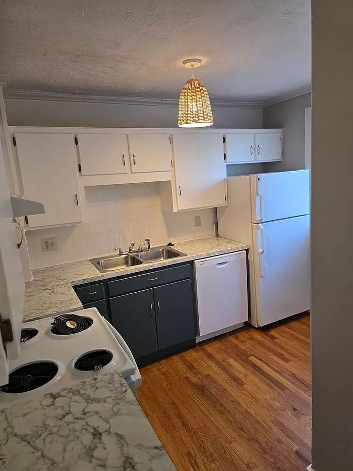 3 bed, 1.0 bath, 1369 sqft, $1,695 — Photo 4