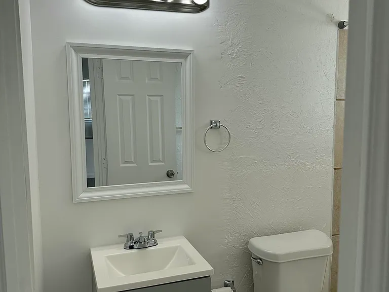 815 4th St #1 — Photo 8