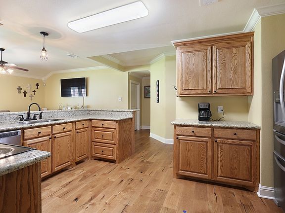 3rd image of 8169 Versailles Ave