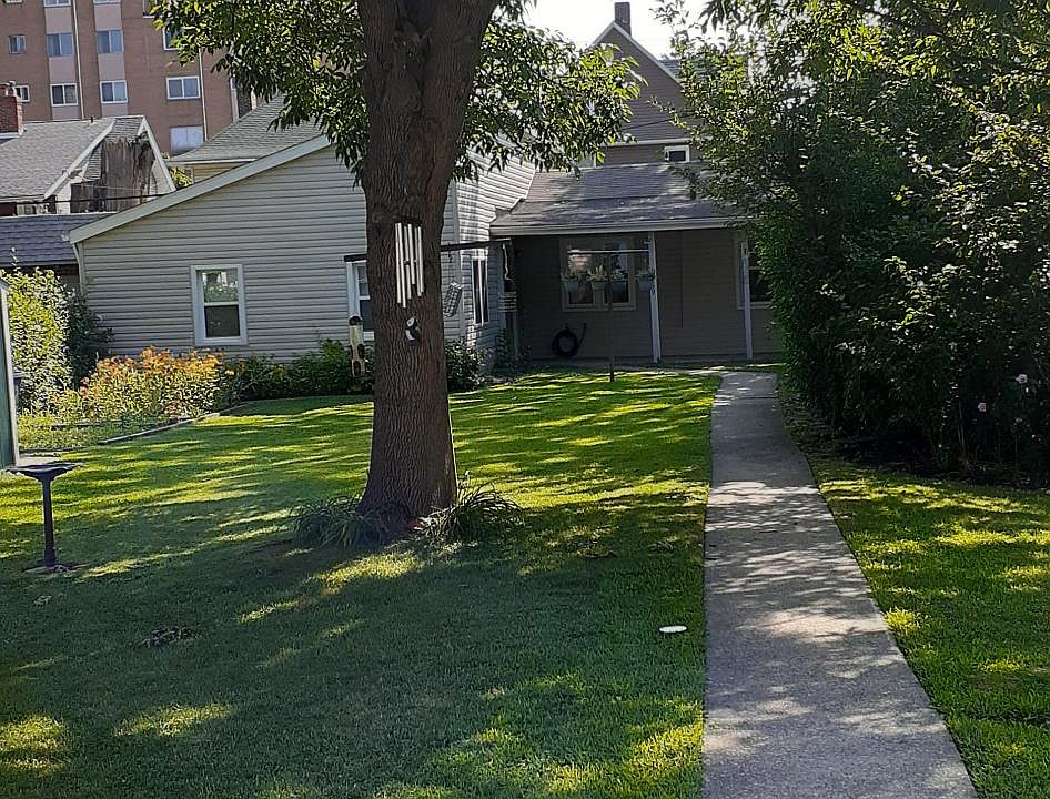 Walking path to back houseRear House