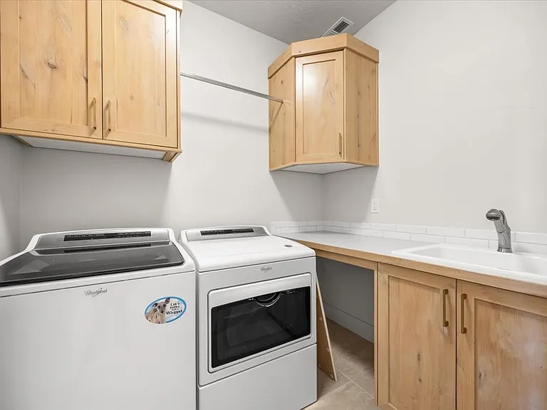555 S Proctor Ln — Photo 16