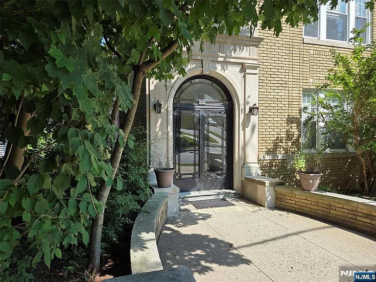 22 Seymour St #6 — Photo 2
