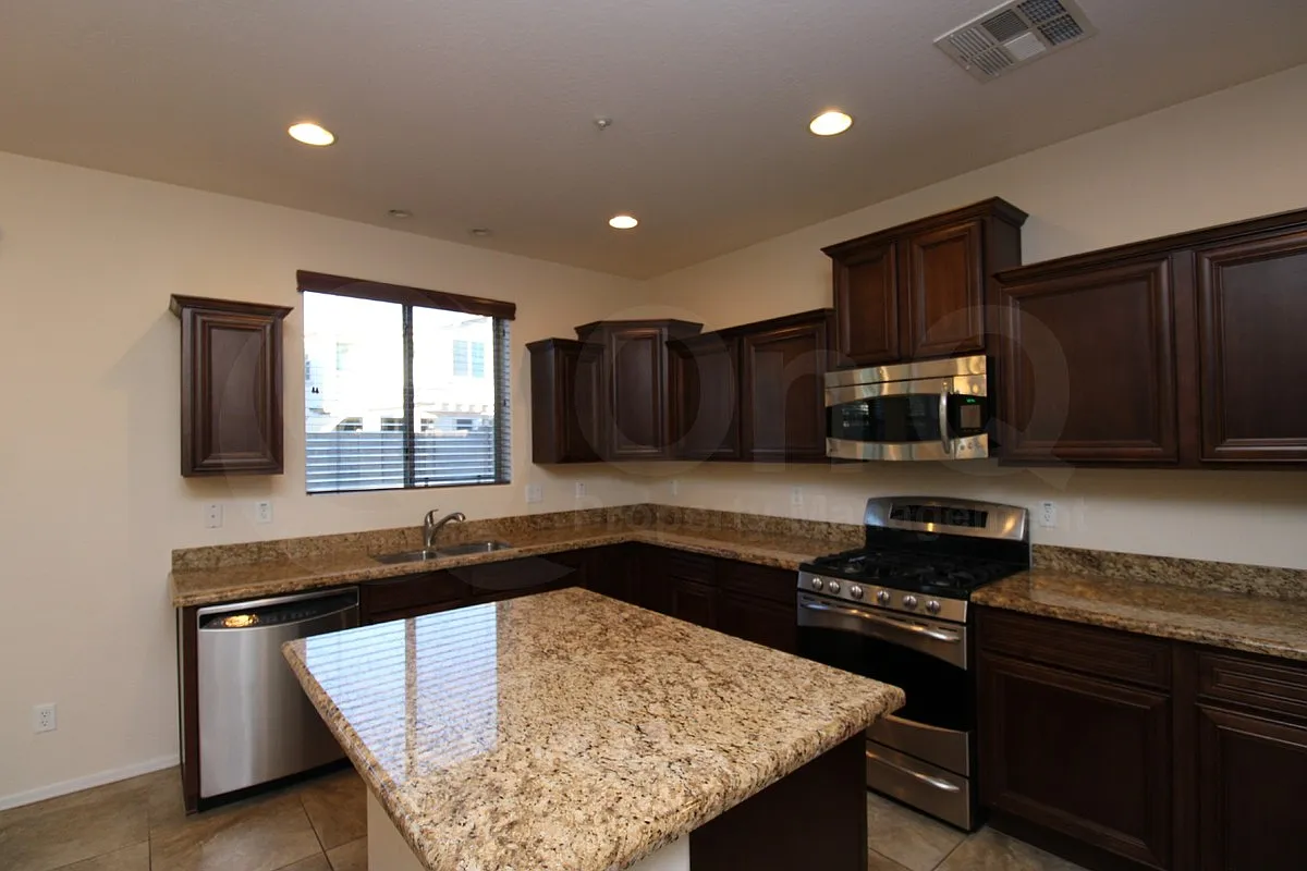 3 bed, 2.5 bath, 2009 sqft, $2,449 — Photo 4