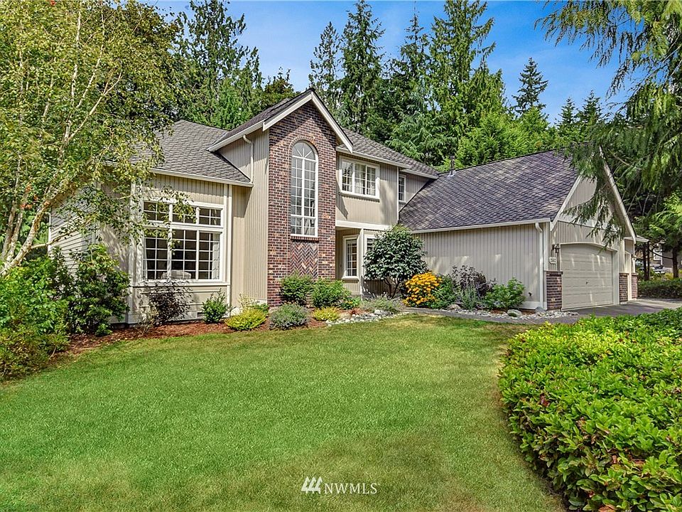 Lexington is one of loveliest neighborhoods in Woodinville. Quiet walkable streets and room to roam on your 17,422 square foot lot!