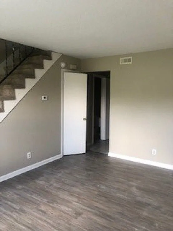 2 bed, 1.5 bath, 1100 sqft, $895 — Photo 2