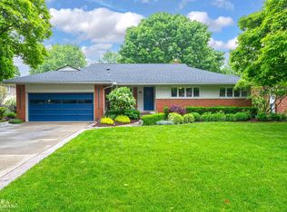 45 Crestwood Dr, Grosse Pointe Shores, MI 48236