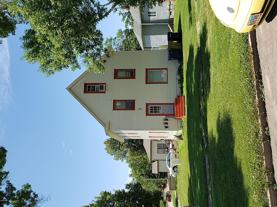 2nd image of 403 2nd St NE