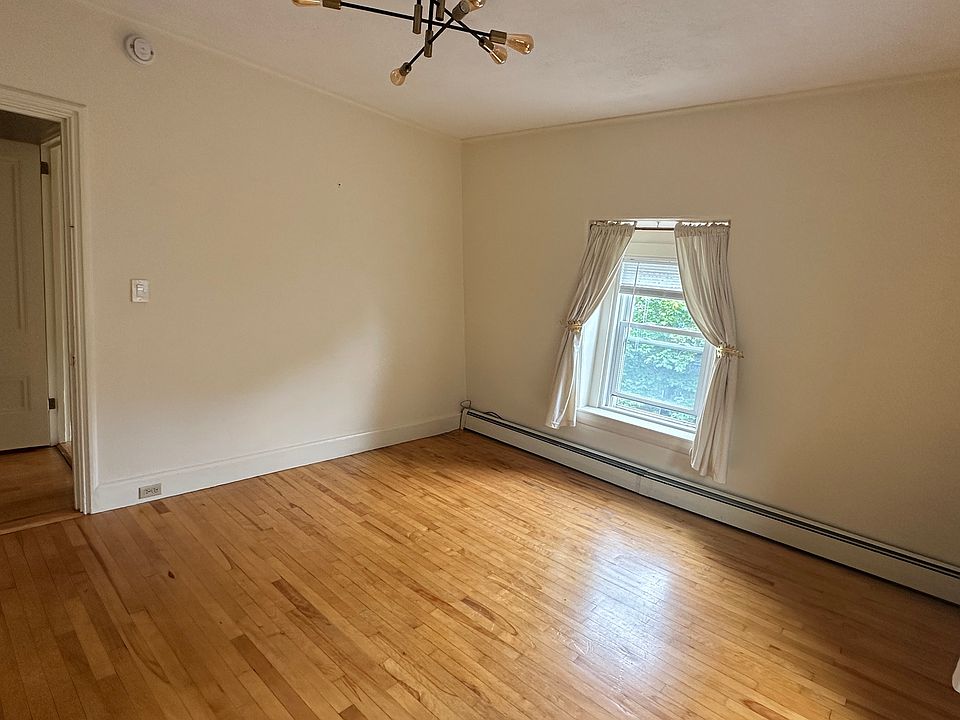 Large Bedroom w/ closet