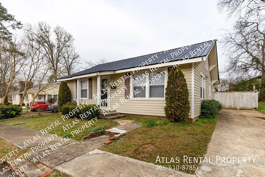 Pet-Friendly 3BR Home with Granite Kitchen & Large Yard! — Photo 2