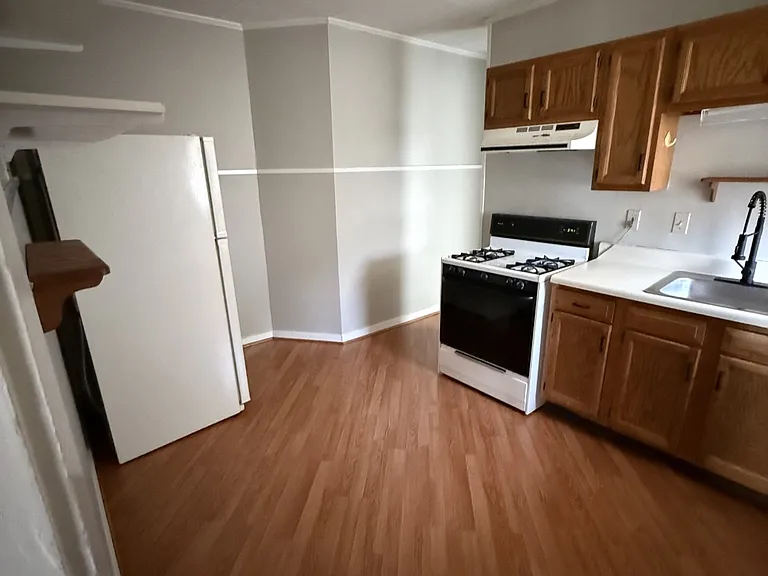 20 Rowley St #R — Photo 8