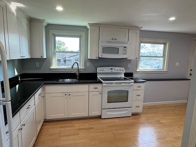 Shaker cabinets with Granite counttertops