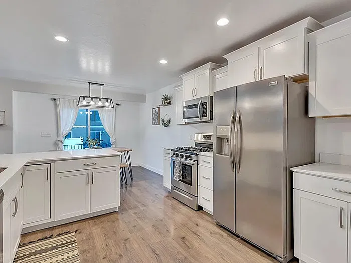4 bed, 3.0 bath, 2338 sqft, $2,200 — Photo 2