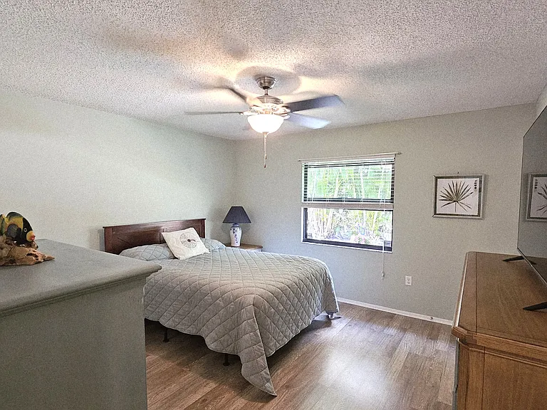 Master bedroom-Queen