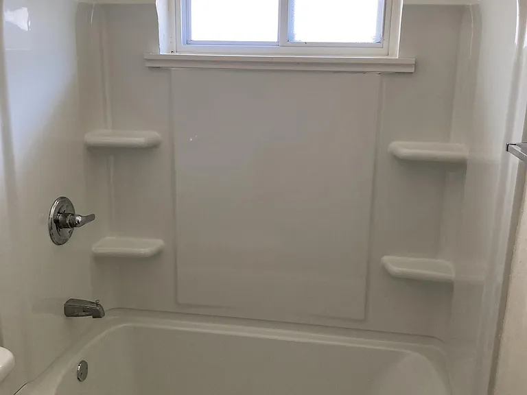 Bathroom tub/shower