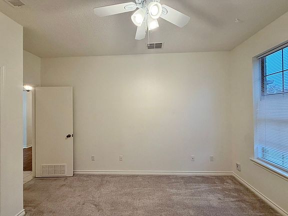 3rd image of 5963 Creekside Cir