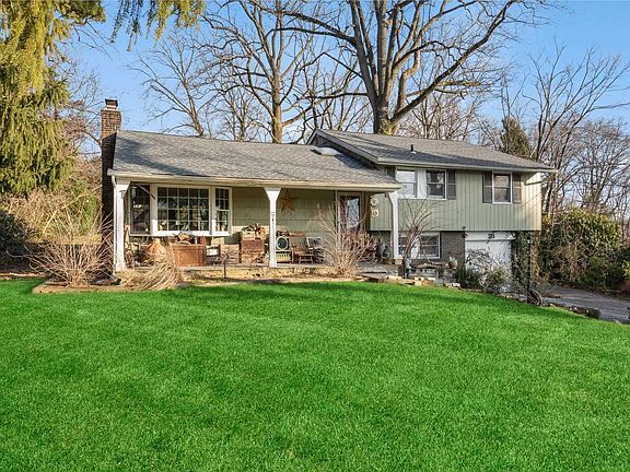 2nd image of 28 Woodridge Ln